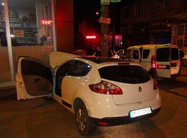 Alkoll&uuml; S&uuml;r&uuml;c&uuml; Polis Aracına &Ccedil;arptı: 3 Yaralı 1