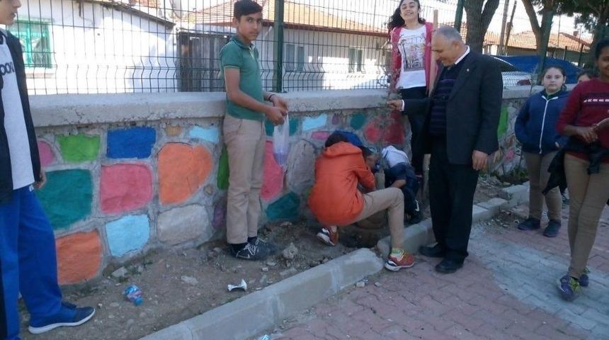 Okulun Duvarlarını Boyadılar