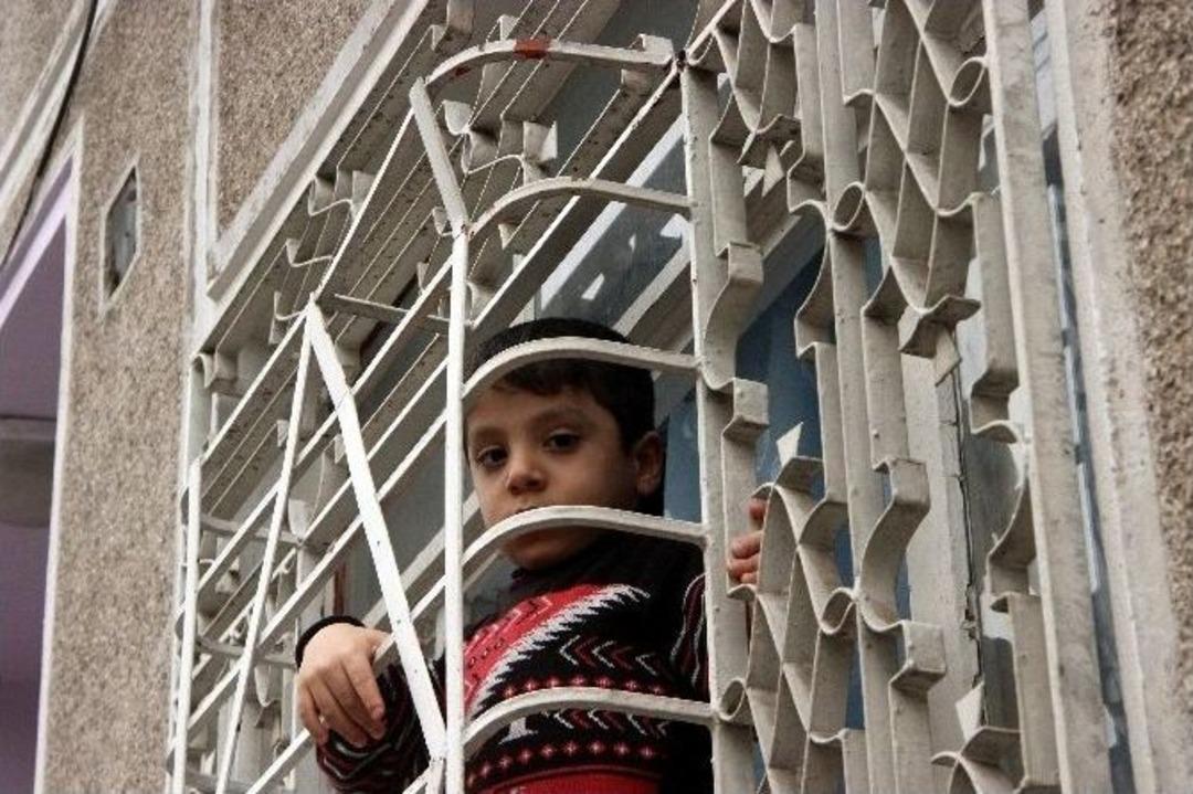 (&ouml;zel Haber) 4 Yaşındaki &Ccedil;ocuk Eve Camdan Girmeye Kalkınca Demir Parmaklıklara Sıkıştı