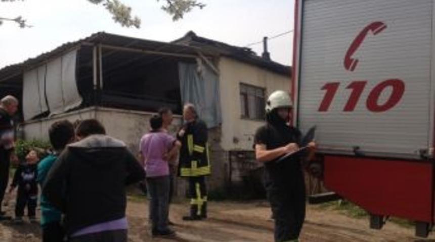 &Ccedil;atı Katında &Ccedil;ıkan Yangını Vatandaşlar Kendi İmkanlarıyla S&ouml;nd&uuml;rd&uuml;