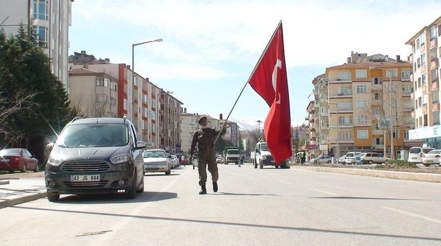&Uuml;niformasını Giyip T&uuml;rk Bayrağıyla 16 Nisan&rsquo;a Kadar Sokaklarda Y&uuml;r&uuml;yecek
