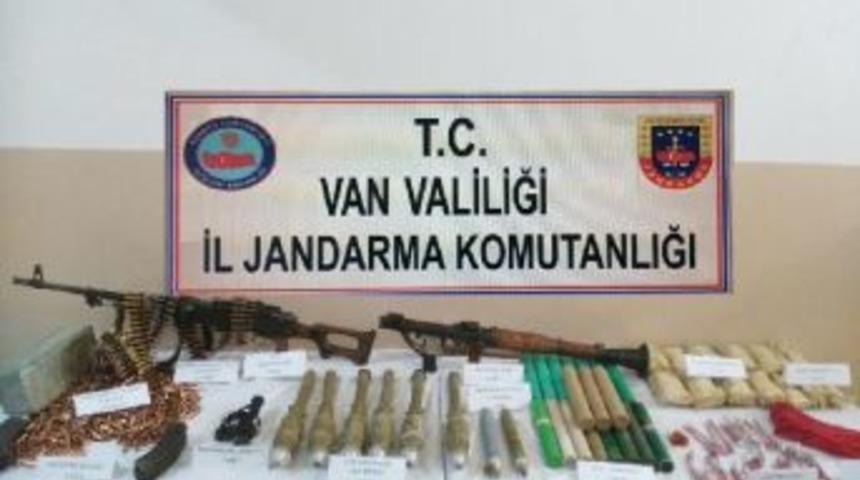 Van'da Silah Ve M&uuml;himmat Ele Ge&ccedil;ti
