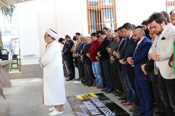 İdlib’teki Saldırıda Ölenler İçin Giyabi Cenaze Namazı Kılındı G3