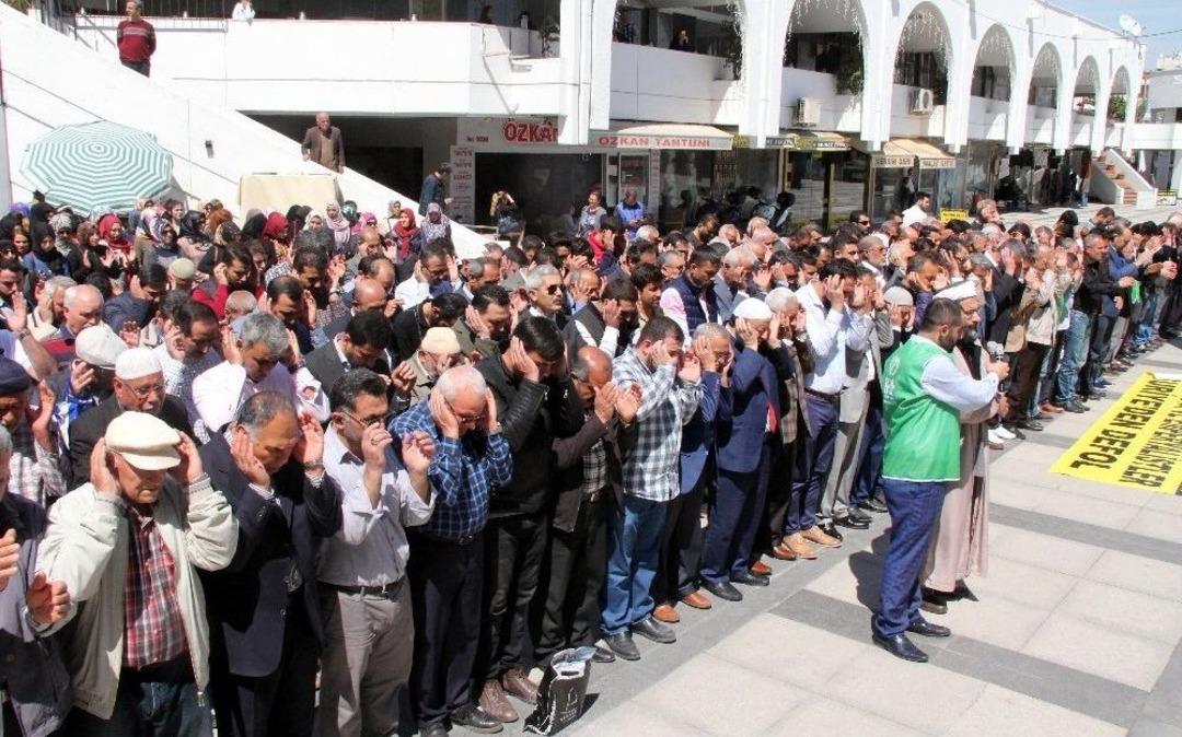 İdlib&rsquo;de &Ouml;lenler İ&ccedil;in Mersin&rsquo;de Gıyabi Cenaze Namazı Kılındı
