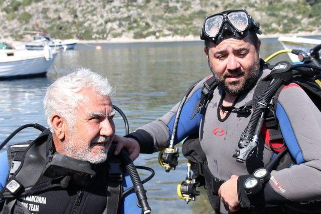 Ata Demirer Deniz Dibinde &Ccedil;&ouml;p Topladı 1