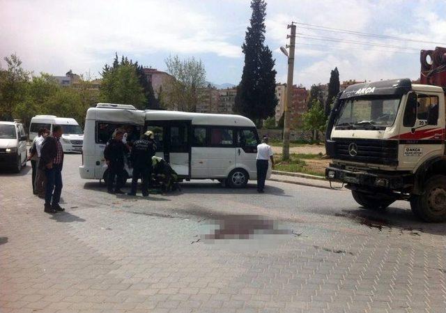 Anaokul &Ouml;ğrencilerini Taşıyan Servis Beton Pompasıyla &Ccedil;arpıştı: 5 &Ouml;ğrenci Yaralandı 1