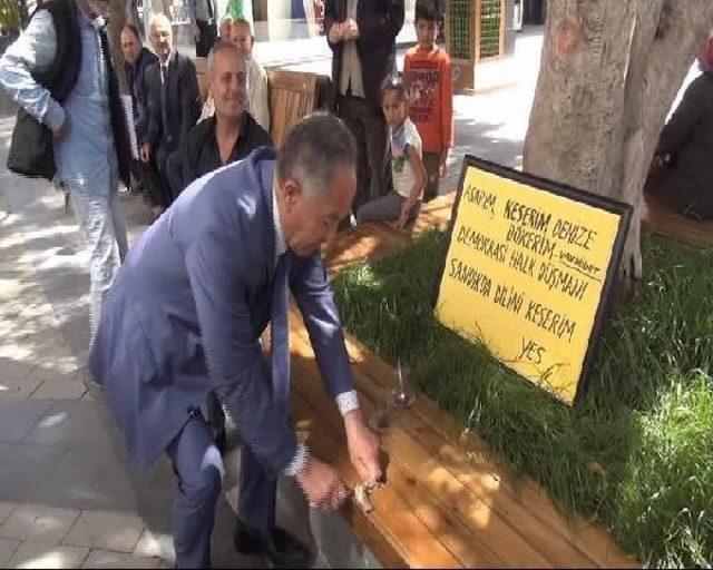 'denize Dökerim' Sözünü Protesto Için 'dil Kesme' Eylemi