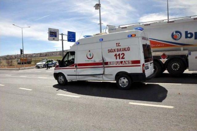 Bisikletçilere Müdahale Eden Ambulansa Kamyonet Çarptı: 3 Yaralı