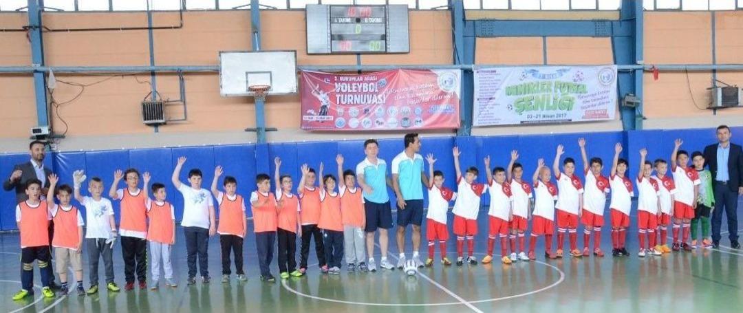 Boz&uuml;y&uuml;k Belediyesi 23 Nisan Minikler Futsal Şenliği Başladı
