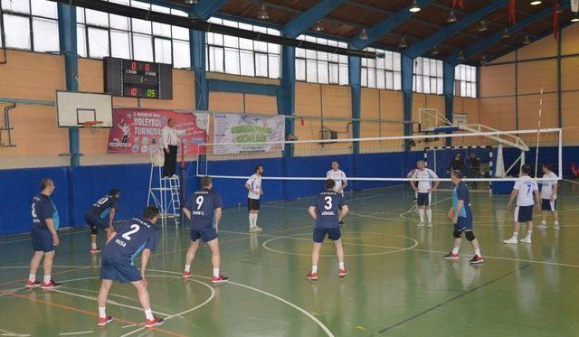 Boz&uuml;y&uuml;k Belediyesi Kurumlar Arası Voleybol Turnuvası&rsquo;nda Şampiyon Boz&uuml;y&uuml;k Belediyesi 3