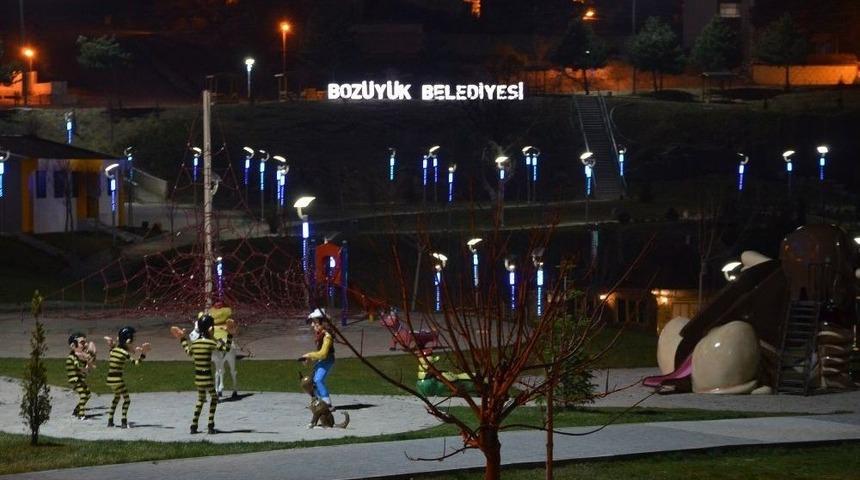Boz&uuml;y&uuml;k&rsquo;te Parklar Ve Yeşil Alanlardaki Aydınlatmalar Maviye B&uuml;r&uuml;nd&uuml;