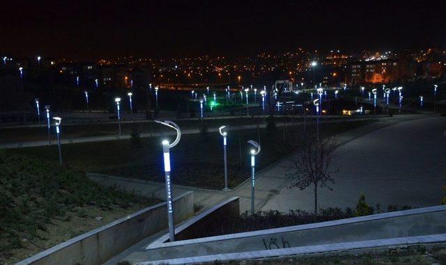 Bozüyük’te Parklar Ve Yeşil Alanlardaki Aydınlatmalar Maviye Büründü