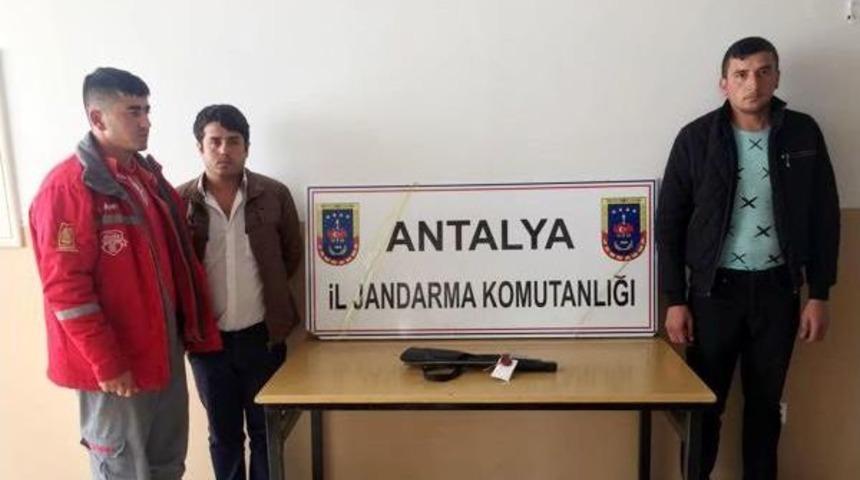 &Ccedil;alıştığı Akaryakıt Istasyonunu 2 Arkadaşıyla Soydu