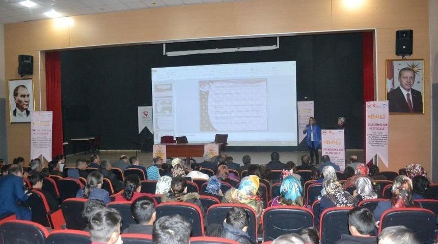 Şenkaya&rsquo;da "geleceğimiz İ&ccedil;in Ailece El Ele Projesi" Kapsamında Eğitim Programı D&uuml;zenlendi