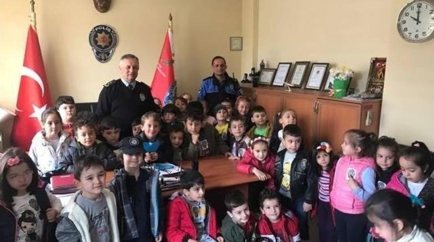 Boz&uuml;y&uuml;k&rsquo;te Miniklerden Polis Amcalarına &Ccedil;i&ccedil;ek