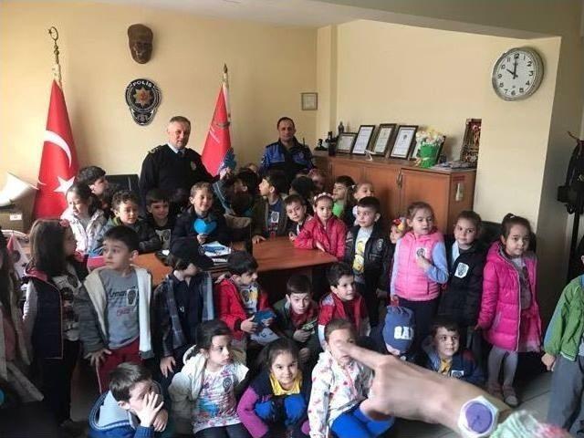 Bozüyük’te Miniklerden Polis Amcalarına Çiçek 1