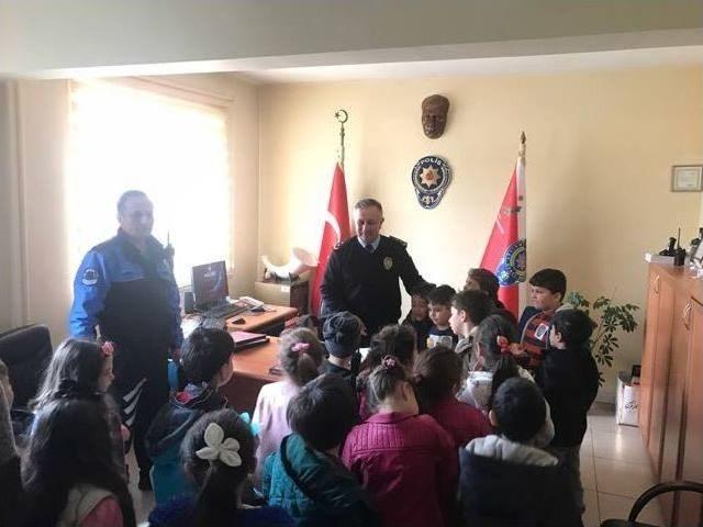 Bozüyük’te Miniklerden Polis Amcalarına Çiçek 2