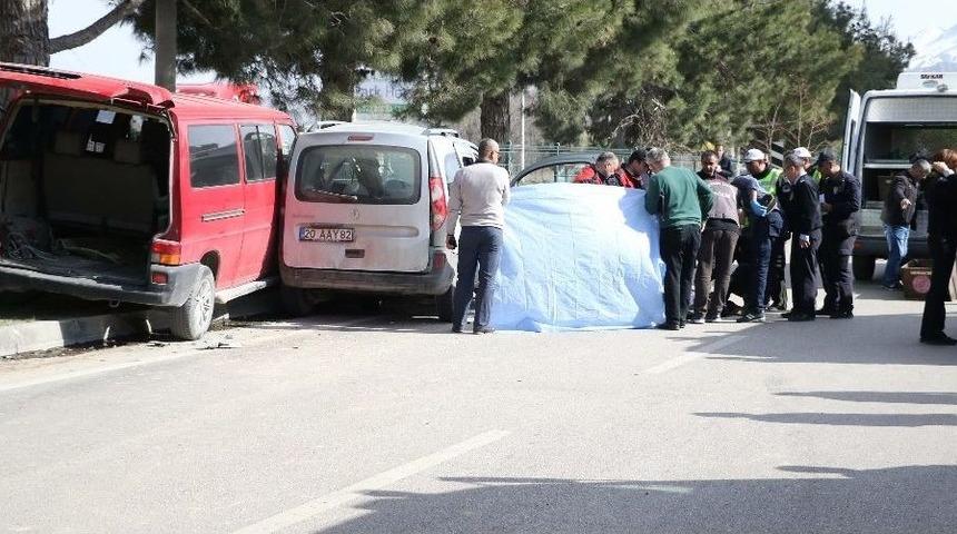 Isparta&rsquo;da Trafik Kazası: 1 &Ouml;l&uuml;, 3 Yaralı