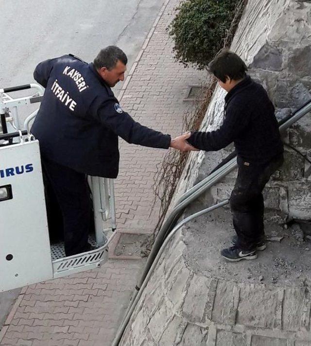 Maceracı Çocuk Köprüde Mahsur Kaldı