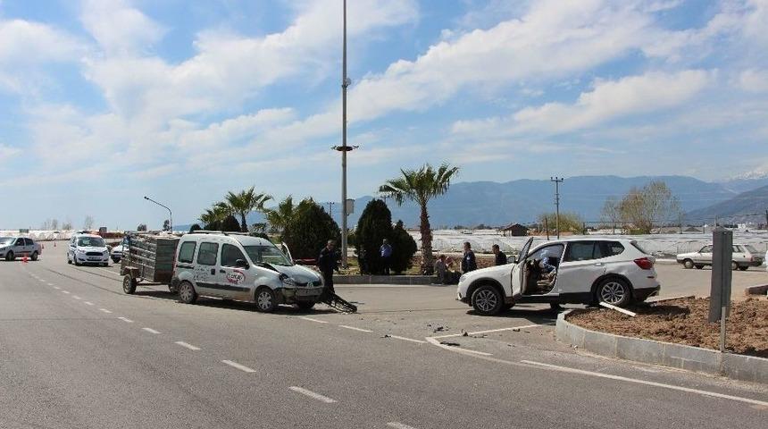 Kumluca&rsquo;da Trafik Kazaları: 5 Yaralı
