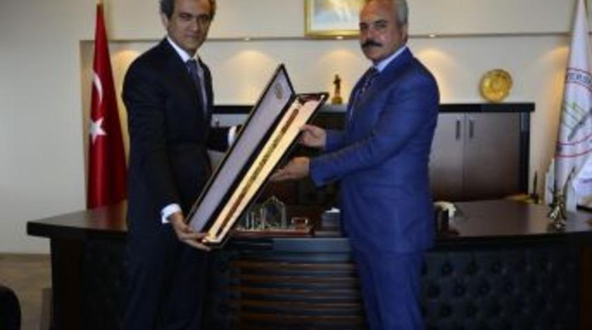 Uysal&rsquo;dan Rekt&ouml;r &Ouml;zer&rsquo;e Ziyaret