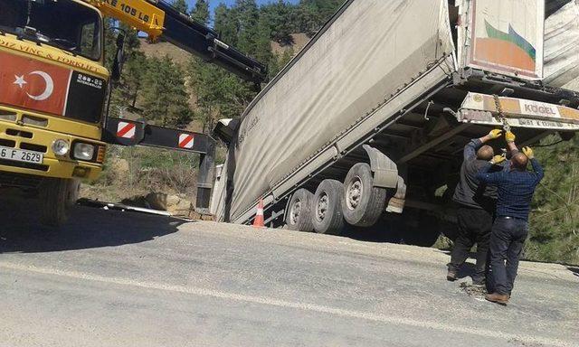 Kahramanmaraş’ta Tır Şarampole Devrildi: 1 Yaralı