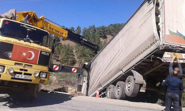 Kahramanmaraş’ta Tır Şarampole Devrildi: 1 Yaralı