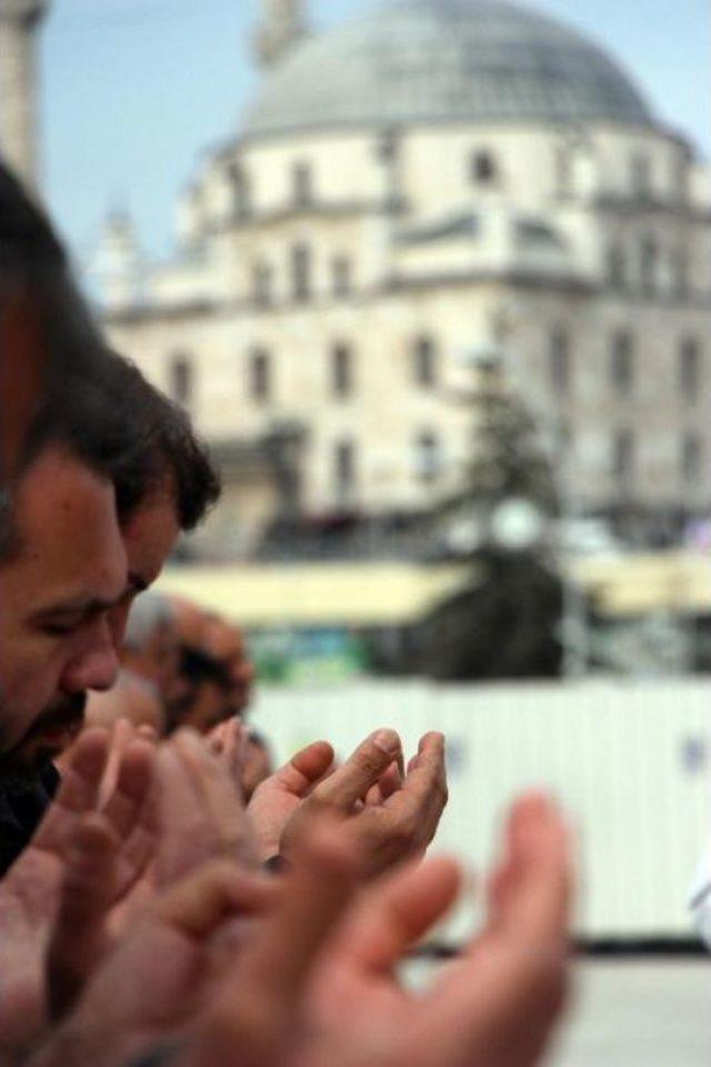 Şehitler Ve Suriye'de Ölenler Için Gıyabi Cenaze Namazı Kılındı