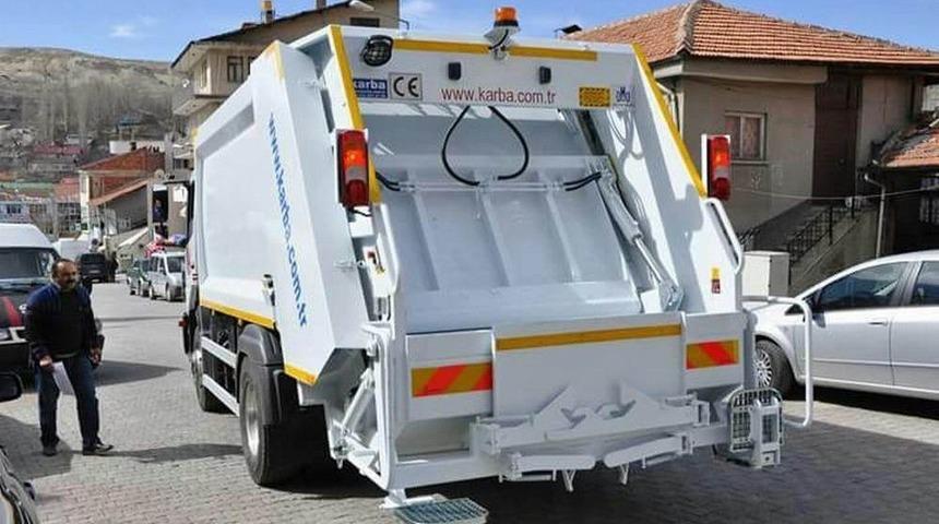 Bakan Yılmaz, G&uuml;r&uuml;n&rsquo;e &Ccedil;&ouml;p Kamyonu Hediye Etti