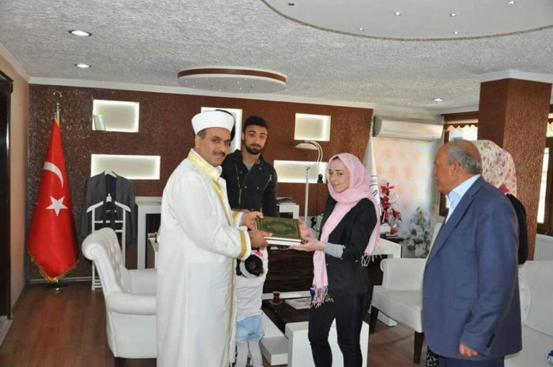 İnternetten Tanıştığı T&uuml;rk Gencine Aşık Olan Ukraynalı Kadın M&uuml;sl&uuml;man Oldu