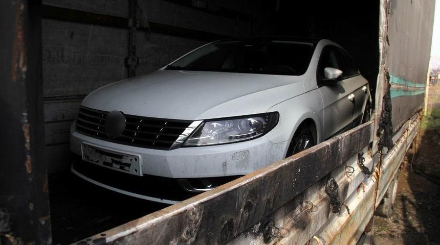 Yanan Tır Dorsesinin İ&ccedil;inden Sıfır Otomobil &Ccedil;ıktı