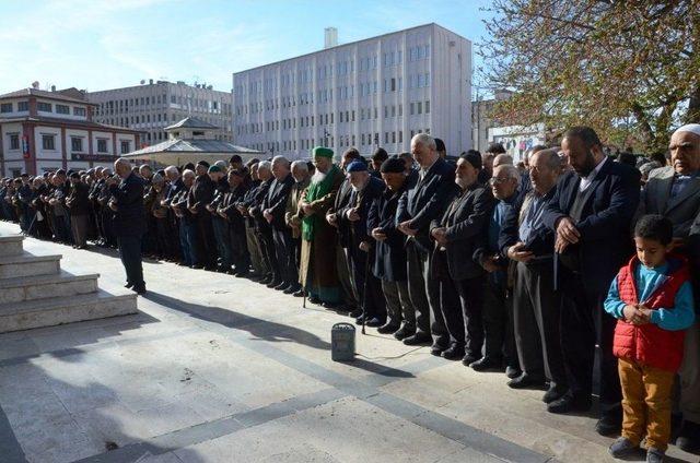 Gıyabi Cenaze Namazı Kılarak, İdlip Saldırısına Tepki Gösterdiler