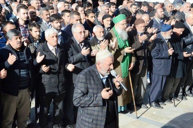 Gıyabi Cenaze Namazı Kılarak, İdlip Saldırısına Tepki Gösterdiler