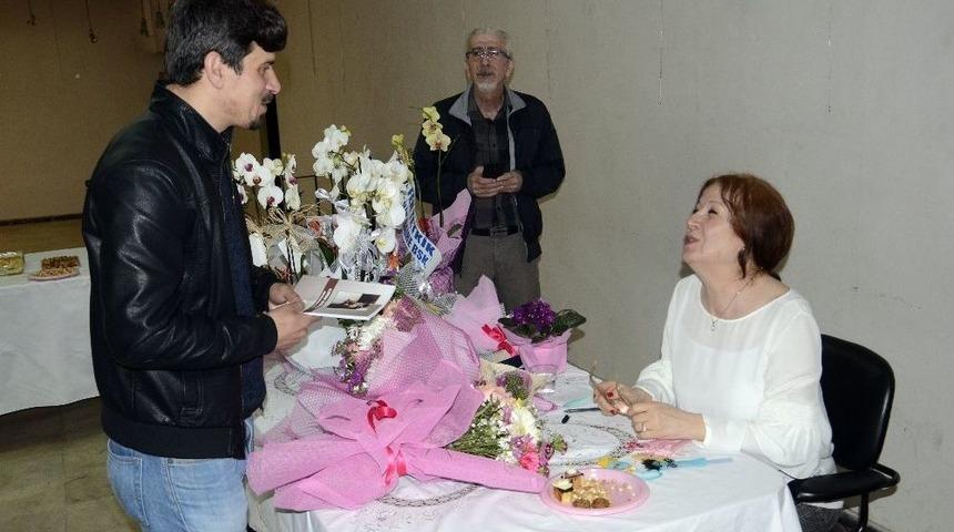 Annesinin Hastalık D&ouml;nemini Kitap Haline Getirdi