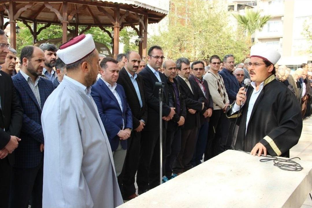 Kimyasal Saldırıda Katledilenler İ&ccedil;in Gıyabi Cenaze Namazı Kılındı