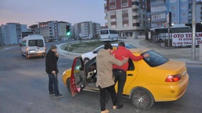 Esrarla Yakalanan Taksici G&ouml;zaltına Alındı