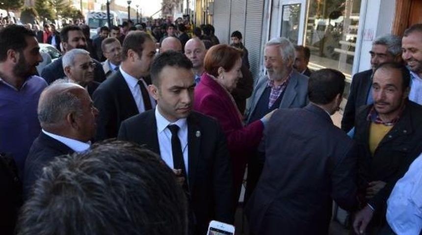 Meral Akşener, Ahlat'ta T&uuml;rbe Ziyareti Yaptı