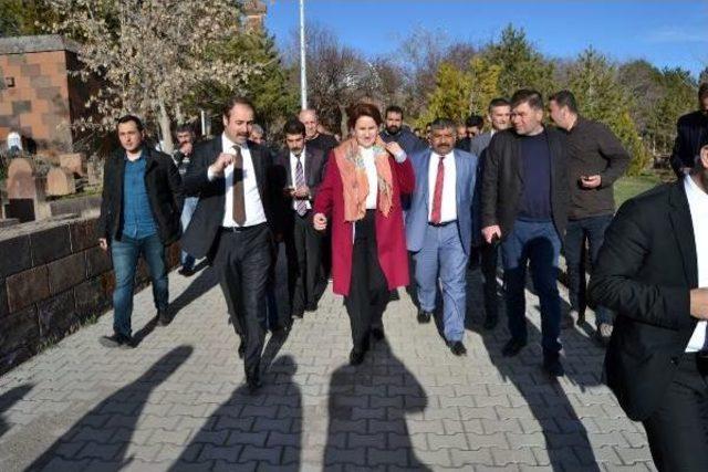 Meral Akşener, Ahlat'ta Türbe Ziyareti Yaptı