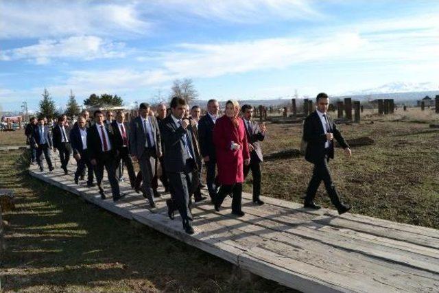 Meral Akşener, Ahlat'ta Türbe Ziyareti Yaptı