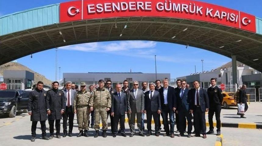 Vali Toprak, Esenedere G&uuml;mr&uuml;k Kapısında