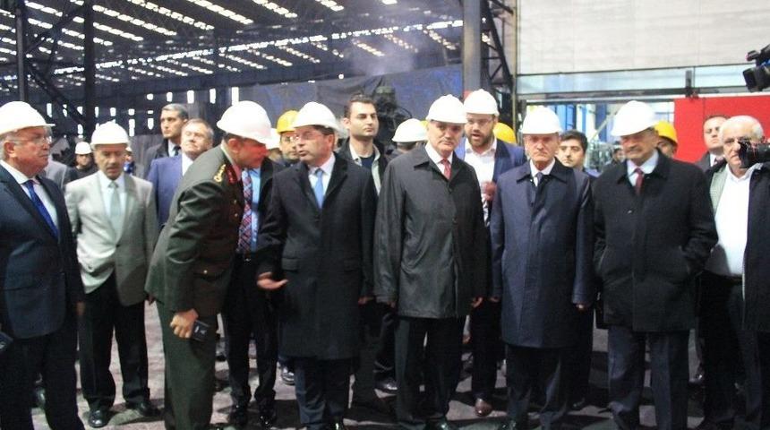 Bakan &Ouml;zl&uuml;, Demir-&ccedil;elik Fabrikasını Ziyaret Etti