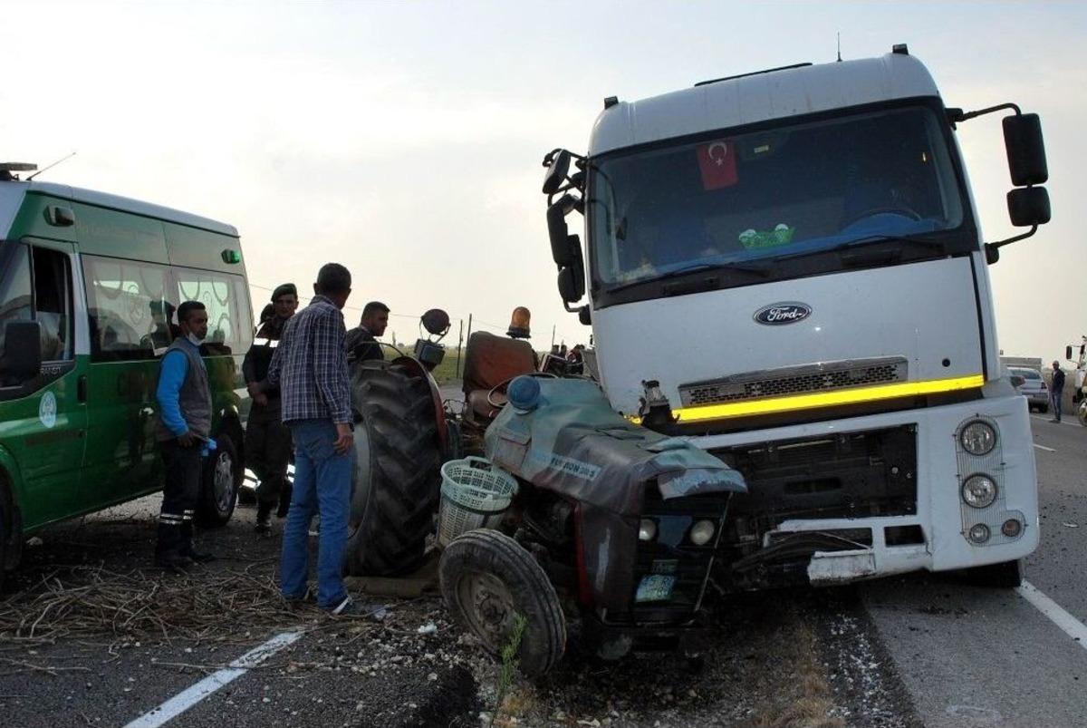 Manisa&rsquo;da Trakt&ouml;r İle Tanker &Ccedil;arpıştı: 1 &Ouml;l&uuml;