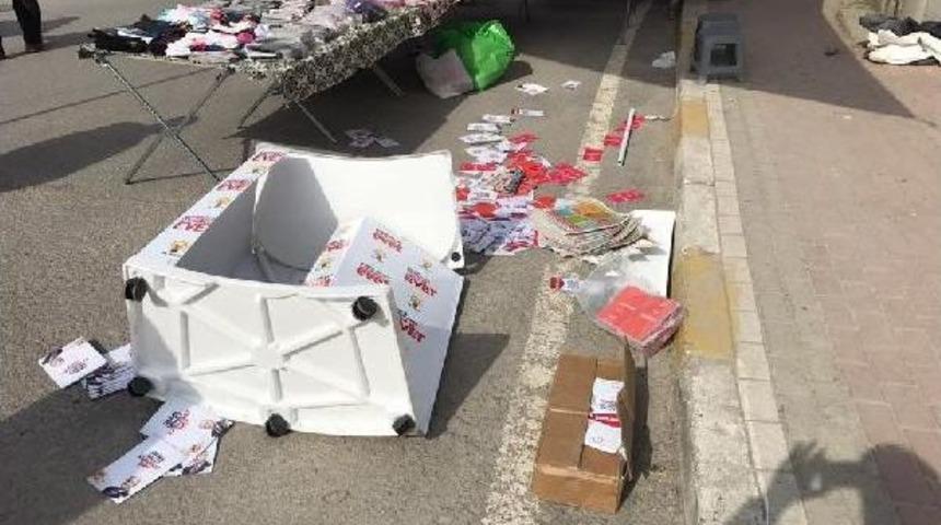 Ak Partili Gen&ccedil;lerle, Anne Ve Kızı Arasında 'broş&uuml;r' Gerginliği