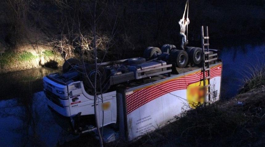 Kontrolden &Ccedil;ıkan Kamyon Dereye U&ccedil;tu