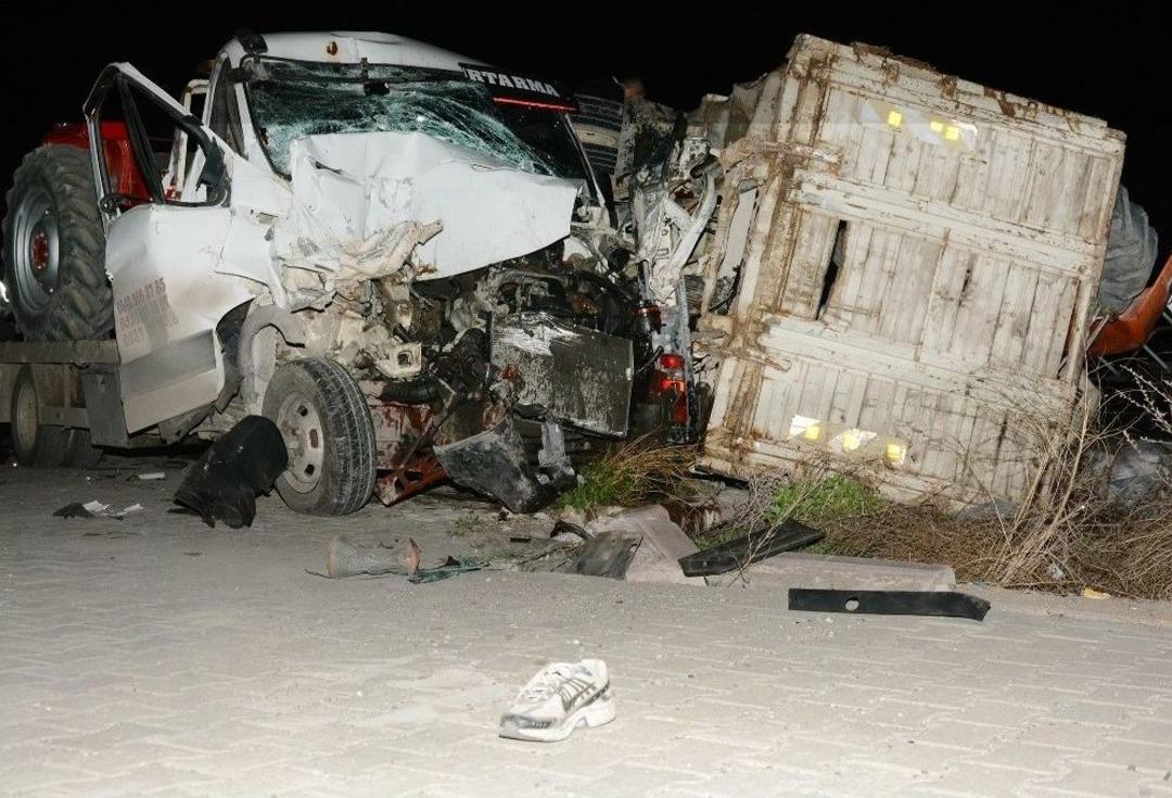 Aksaray&rsquo;da &Ccedil;ekici Ve Kamyonet &Ccedil;arpıştı: 3 Yaralı