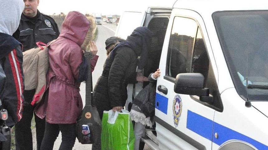 Tem Otoyolunda Tır, Minibüse Çarptı: 5 Yaralı