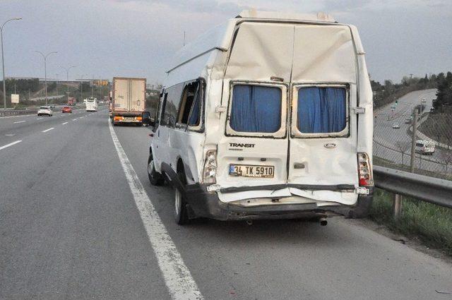 Tem Otoyolunda Tır, Minibüse Çarptı: 5 Yaralı