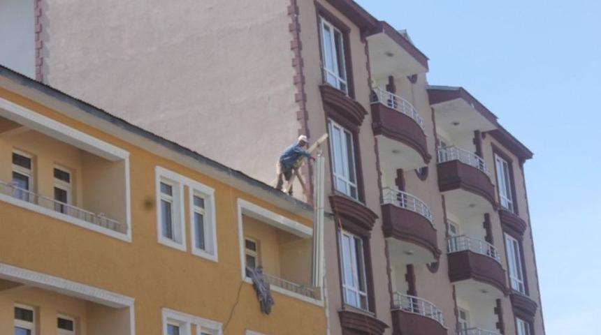 &Ccedil;atı Ustası İş&ccedil;i &Ccedil;atıda &Ouml;l&uuml;mle Dans Etti