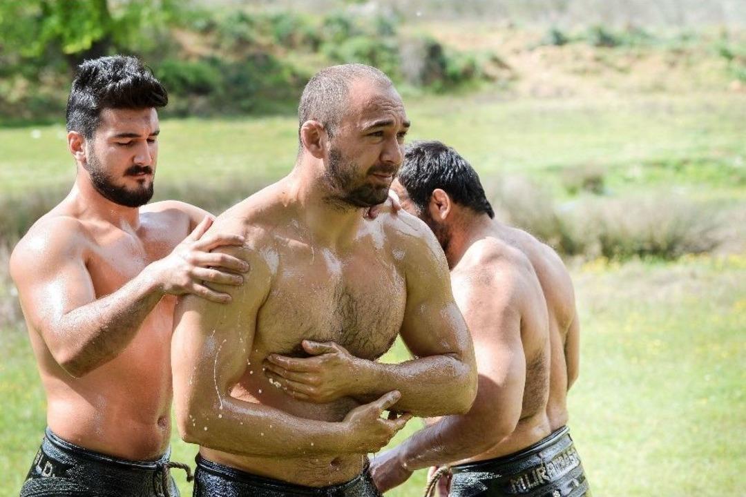 Başpehlivanı Ali G&uuml;rb&uuml;z, Kispet Giydi