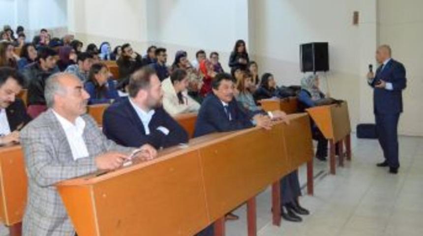 Milletvekili Ilıcalı, &Uuml;niversiteli Gen&ccedil;lere Yeni Anayasayı Anlatıyor